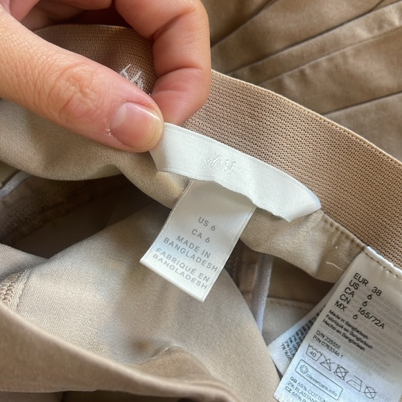 h&m tan & black crop work pants (black size 4, tan size 6) fit the same - Picture 2 of 4